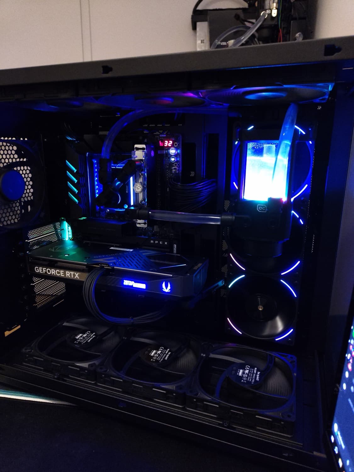 Flickzy's custom-loop PC, fully lit in blue, in the be quiet! Light Base 900 DX
